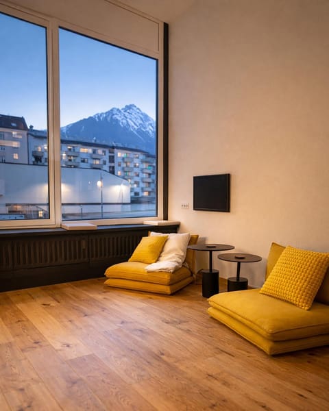 TV and multimedia, View (from property/room), Living room, Seating area, Landmark view, Mountain view