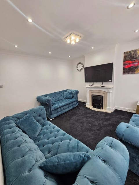 Communal lounge/ TV room, TV and multimedia, Living room, Seating area, Evening entertainment