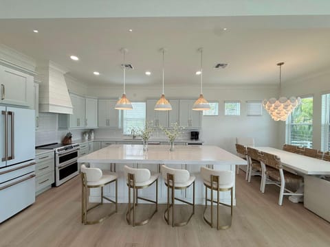 Salt House - 6 King En-Suites - Canal Estate House in Estero Island