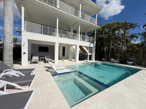 Salt House - 6 King En-Suites - Canal Estate House in Estero Island
