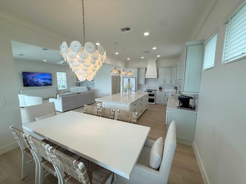 Salt House - 6 King En-Suites - Canal Estate House in Estero Island