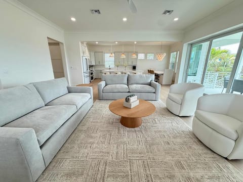 Salt House - 6 King En-Suites - Canal Estate House in Estero Island