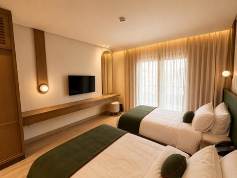 Bed, TV and multimedia, Photo of the whole room, Bedroom