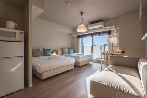 Bed, TV and multimedia, Living room, Photo of the whole room, Bedroom, microwave, air conditioner