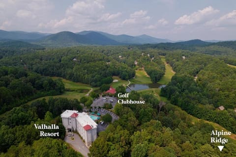 Alpine Ridge - Secluded Golf Course Retreat House in Helen