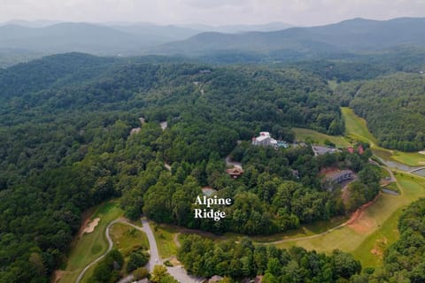 Alpine Ridge - Secluded Golf Course Retreat House in Helen