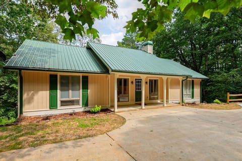 Alpine Ridge - Secluded Golf Course Retreat House in Helen