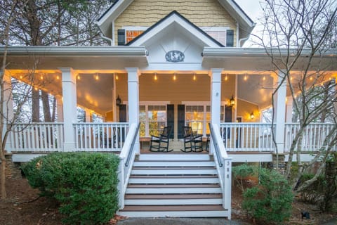 AlyGrace Chalet - A Luxury Home in Innsbruck House in Helen