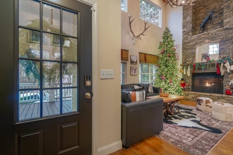 AlyGrace Chalet - A Luxury Home in Innsbruck House in Helen