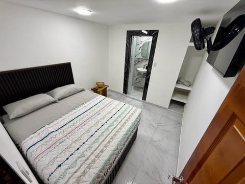 Bed, TV and multimedia, Bedroom