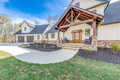 Comfy Bear Mountain Lodge– Spacious Family-Frien House in Helen