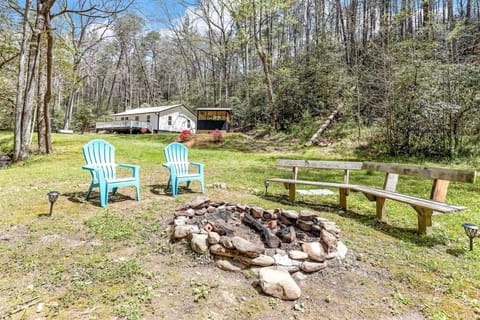 Creekside Cottage Historic Waterside Cottage House in Helen