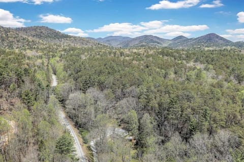 Creekside Cottage Historic Waterside Cottage House in Helen
