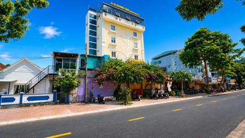 Property building, Day, Neighbourhood, City view