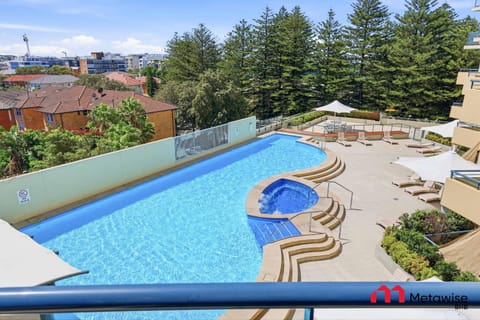 Property building, Day, Pool view, Swimming pool, sunbed