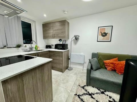 Kitchen or kitchenette, Living room, Seating area, Dining area, minibar, oven, pet friendly, stove, toaster