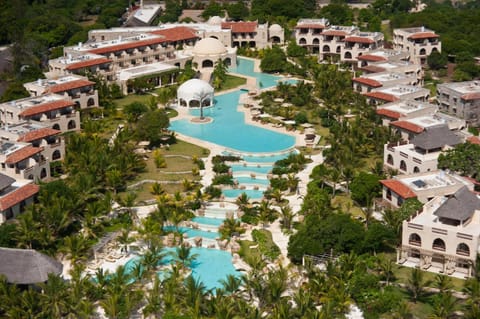 Property building, Bird's eye view, Swimming pool