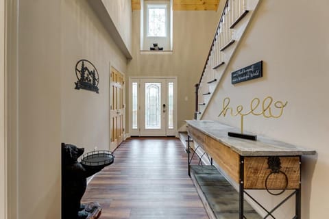 Heavenly Pines Rustic Getaway with Hot Tub House in Helen