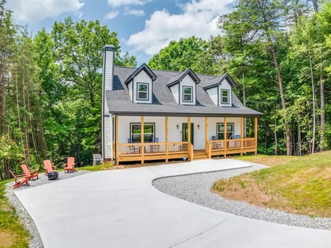 Helen Mountain Cottage– Cozy Cottage with Mounta House in Helen