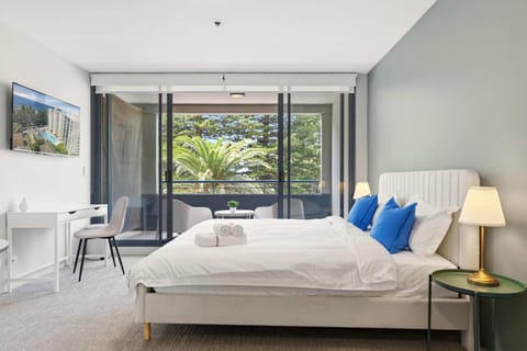 Bed, Photo of the whole room, Seating area, Bedroom