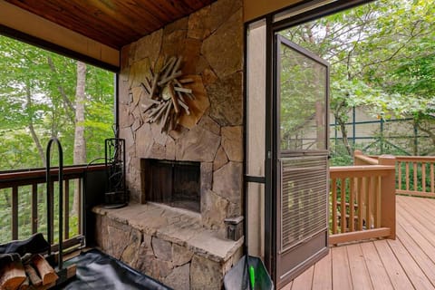 Hideaway Manor Luxury Home Downtown Helen House in Helen