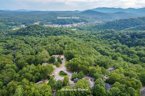 Hideaway Manor Luxury Home Downtown Helen House in Helen