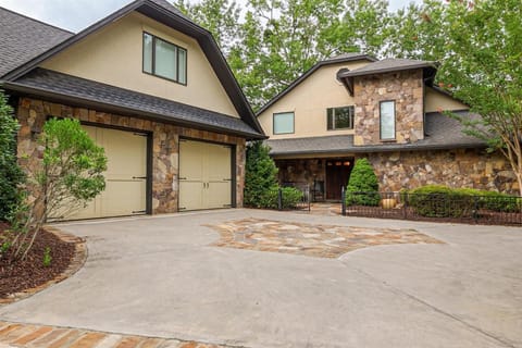 Hideaway Manor Luxury Home Downtown Helen House in Helen