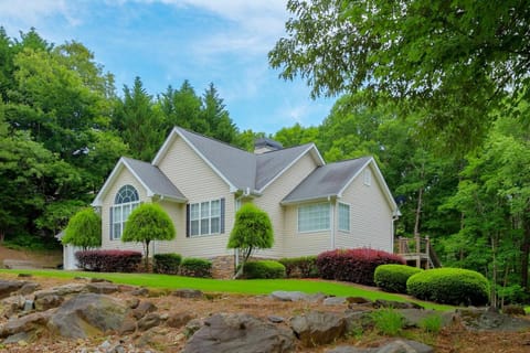 The Toasty Marshmallow Private, Modern Cabin Cabin in Helen