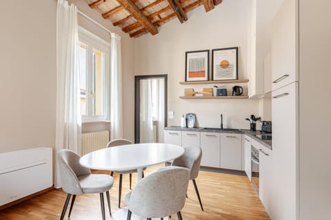 Coffee/tea facilities, View (from property/room), View (from property/room), Kitchen or kitchenette, Living room, Seating area, Dining area, City view, City view, minibar, stove, air conditioner, air conditioner