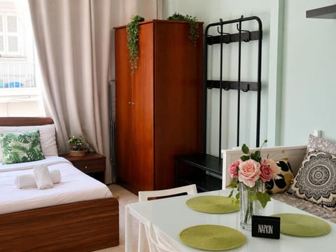 Bed, Seating area, Dining area, wardrobe, air conditioner