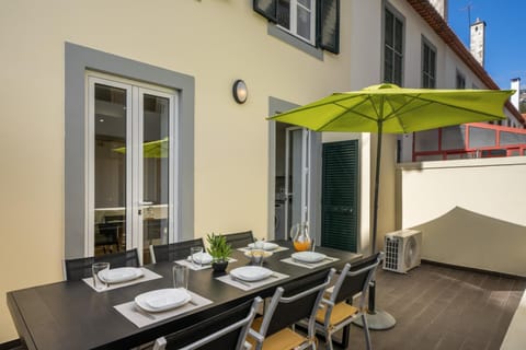 Property building, Day, Balcony/Terrace, Seating area