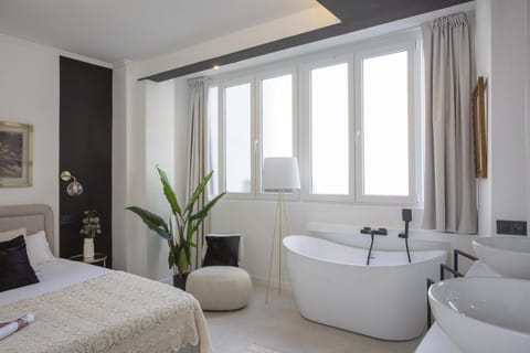 Bed, Bathroom, Photo of the whole room, Bedroom, Bath