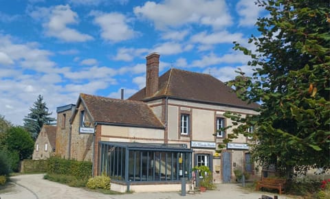 Property building, Restaurant/places to eat