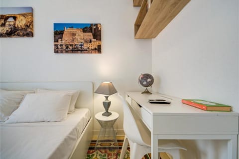 Bed, Photo of the whole room, Bedroom, hair dresser