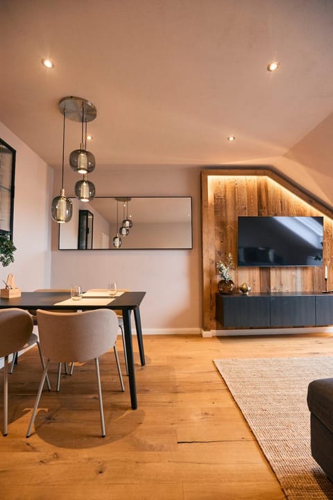 Communal lounge/ TV room, TV and multimedia, Living room, Dining area