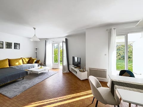 TV and multimedia, Living room, Seating area, Dining area