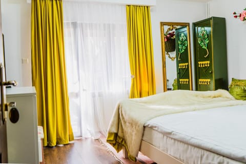 Bed, Day, Photo of the whole room