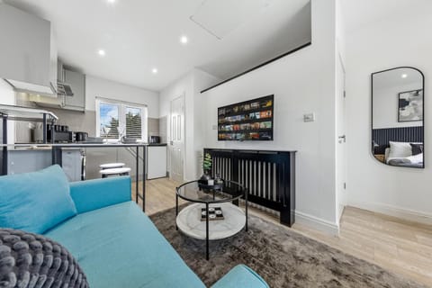 TV and multimedia, Kitchen or kitchenette, Living room, Seating area, Dining area, stove