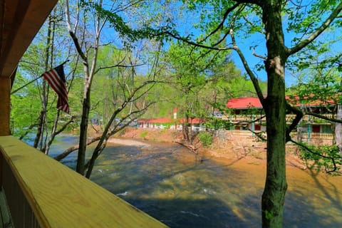 Lazy River Days - Riverfront Cabin Downtown Helen Cabin in Helen