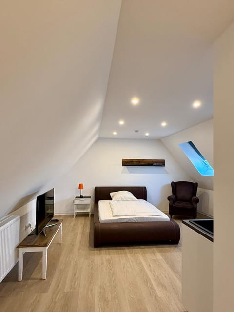 Bed, TV and multimedia, Photo of the whole room