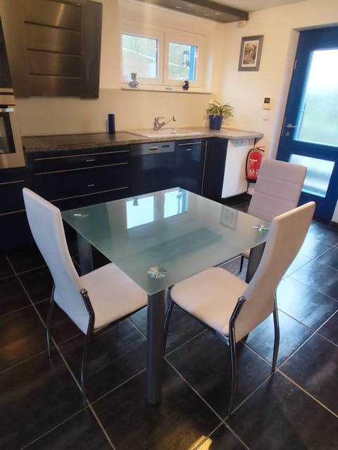 Kitchen or kitchenette, Dining area
