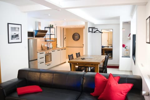 Kitchen or kitchenette, Living room, Seating area, Dining area