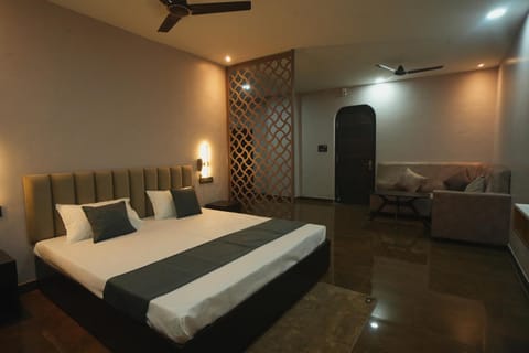Bed, TV and multimedia, Living room, Photo of the whole room, Bedroom