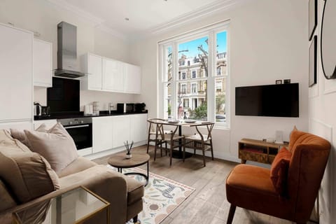 Kitchen or kitchenette, Living room, Seating area, Dining area