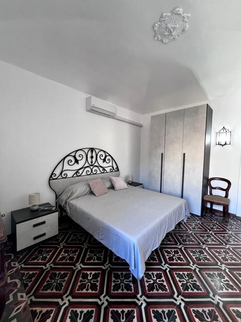 Bed, Bedroom, wardrobe, air conditioner