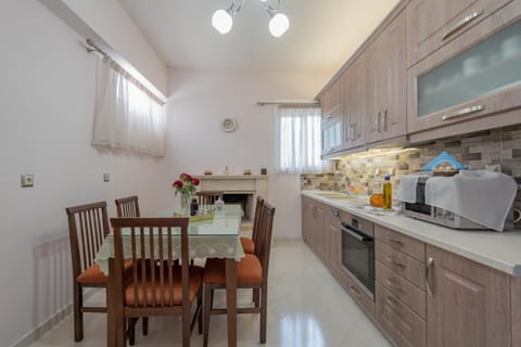 Coffee/tea facilities, Kitchen or kitchenette, Dining area, oven, stove