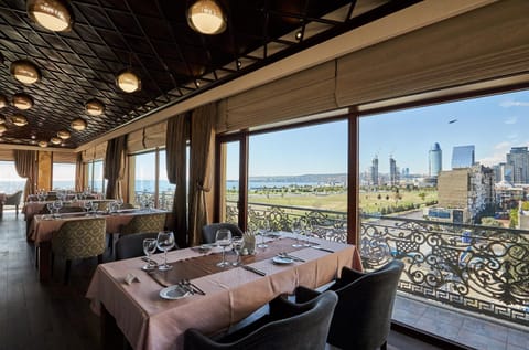 Restaurant/places to eat, Restaurant/places to eat, Day, Natural landscape, View (from property/room), Balcony/Terrace, Balcony/Terrace, Living room, Banquet/Function facilities, Seating area, City view, Sea view