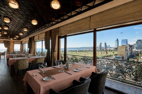 Restaurant/places to eat, Balcony/Terrace