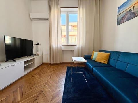 TV and multimedia, Living room, Seating area, air conditioner