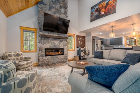 Willowcrest Brand NEW, Lake Access, Dock Slip, Dog Friendly, Hot Tub House in Oakland